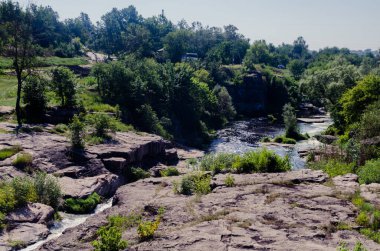 Güzel bir kanyonun ortasında bir nehir. Yüksek kaliteli HD görüntü yazıName