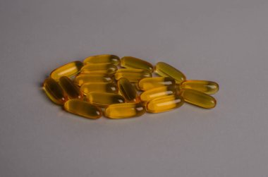 Omega 3 kapsülleri, balık şekilli. Üst görünüm, kopyalama alanı, yüksek çözünürlüklü ürün. Sağlık hizmeti konsepti. Yüksek kalite fotoğraf