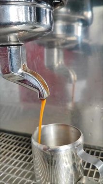 Kahve makinesinde espresso yapmak. Yüksek kaliteli FullHD görüntüler