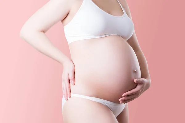 Mujer Embarazada Ropa Interior Blanca Sobre Fondo Rosa Concepto Embarazo — Foto de Stock