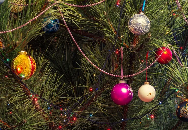 Közelkép Ágak Karácsonyfa Játéklabdák Koszorúk Csillogó Party Fények Karácsony Újév — Stock Fotó