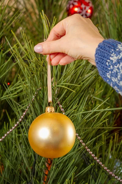 Mulher Close Suéter Decorando Árvore Natal Com Bolas Brinquedo Composição Fotografias De Stock Royalty-Free