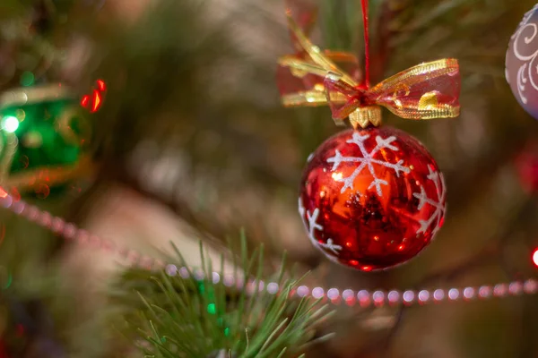Close Tak Van Kerstboom Met Speelgoedbal Fonkelende Feestverlichting Ondiepe Scherptediepte — Stockfoto