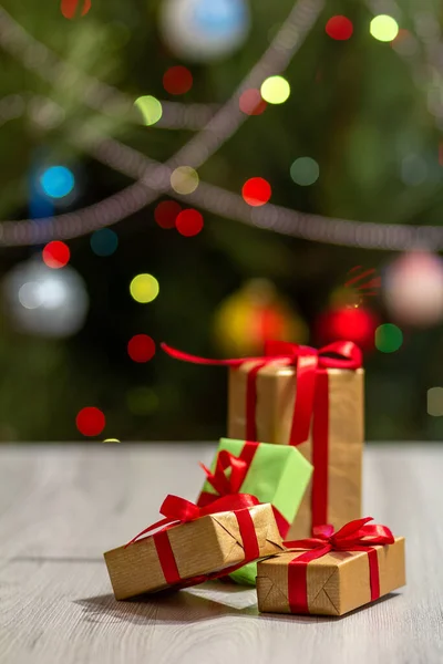 Geschenkdozen Met Rode Strikken Kerstboom Met Wazig Twinkelende Feestverlichting Speelgoedballen — Stockfoto