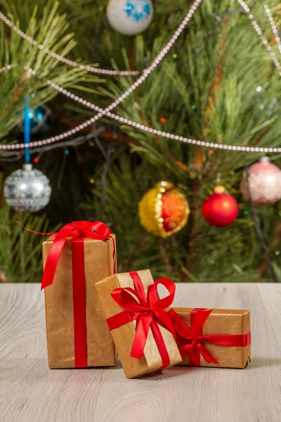 Κουτιά Δώρου Κόκκινα Τόξα Χριστουγεννιάτικο Δέντρο Θολή Λάμψη Φώτα Κόμμα — Φωτογραφία Αρχείου