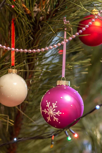 Közelkép Ágak Karácsonyfa Játékgolyókkal Koszorúkkal Karácsony Újév Koncepció — Stock Fotó