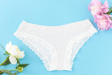 Mavi arka planda dantelli bikinili pamuk külot. Kadın iç çamaşırı. Üst görünüm.