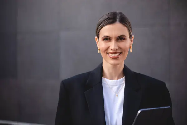 Gülümseyen iş kadını tableti tutarken düşünceli, hayalperest, mutlu, milenyum kadın çalışanı ped tutuyor, kameraya, iş görüşüne bakın. At kuyruklu, gülen kadın.