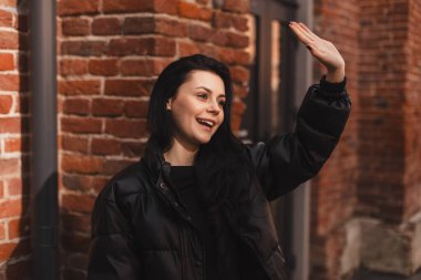 Siyah bombalı mutlu çekici kadın, dışarı çık, arkadaşlarıyla ya da aşklarıyla buluş, çak bir merhaba işareti göster. O, tesadüfen onunla tanıştığı için mutludur. Kız elini sallıyor.