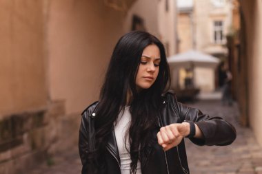 Hüsrana uğramış ve sinirli genç bir kadın randevusuna geç kalan bir arkadaşını bekliyor. Şehir yaşam tarzı konsepti. Neden bu kadar geç kaldın? Saatlerdir burada bekliyorum. Üzgün kız, izle ekrana.