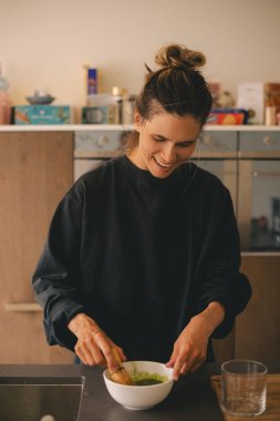 Kadınlar evde sütlü sütlü kahve pişiriyor. Yanında da kâse ve bambu ispirtosu. Mutfaktaki kasede yüksek ekmekli kibrit tozu olan mutlu kız..