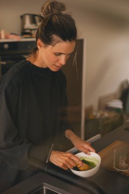 Kadınlar evde sütlü sütlü kahve pişiriyor. Yanında da kâse ve bambu ispirtosu. Mutfaktaki kasede yüksek ekmekli kibrit tozu olan mutlu kız..