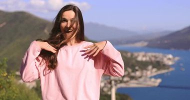 Kameraya bakan mutlu kadın şaşırdı ve 