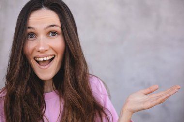 Bak, buraya ilan ver! Esmer, çekici gülüşü olan güzel bir kadın iyi bir anlaşmaya olumlu bir tavır sergiliyor. Önerisini sol tarafı işaret ederek dile getiriyor..