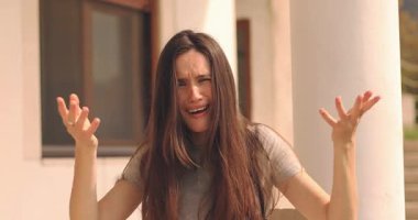 Hüsrana uğramış sinirli kadın. Evinin yakınında oturan deli gibi dokunaklı. Kızgın yüzlü sinirli genç bir kadın öfkeli, kızgın ve sinirli görünüyor, sinirlenmiş, bağırıyor, şok olmuş görünüyor, facepalm, ne...