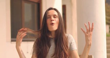 Kameraya bakan mutlu kadın şaşırdı ve 