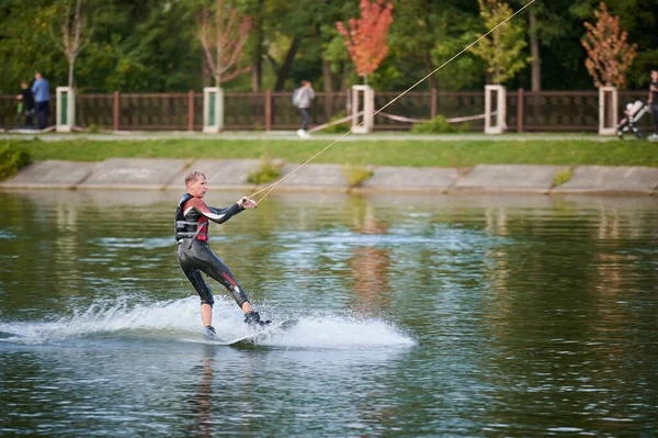 Wakeboarder Surf Sul Lago Giovane Surfista Divertirsi Wakeboarding Nel Parco — Foto Stock