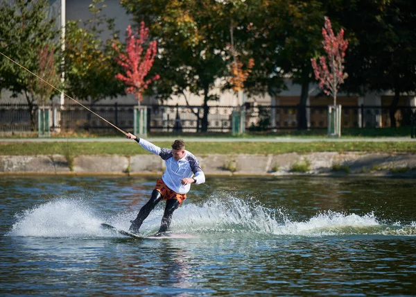 Wakeboarder Surfen Het Meer Jongeman Surfer Die Plezier Beleeft Aan — Stockfoto