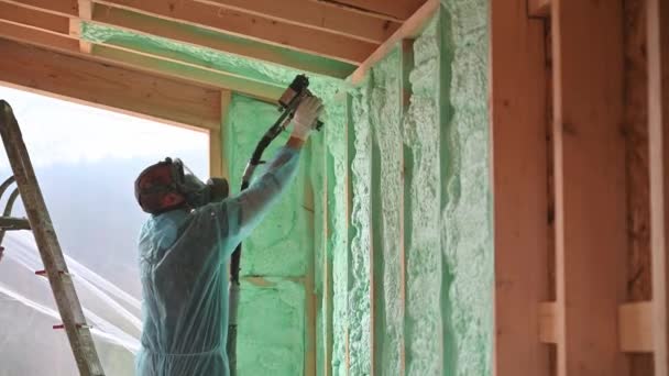 Bâtisseur Masculin Isolant Maison Ossature Bois Travailleur Homme Pulvérisation Mousse — Video