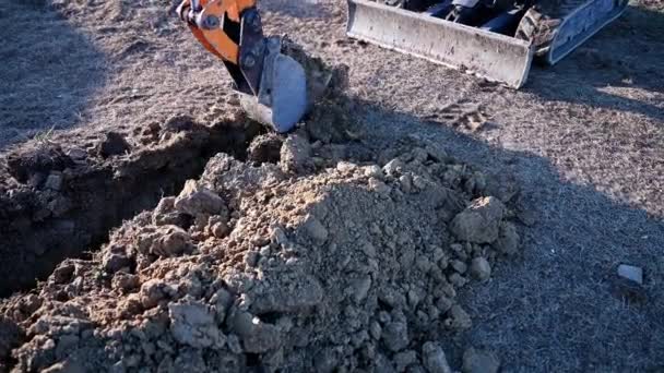 Chiudi Secchio Escavatore Scavare Terreno Cantiere — Video Stock