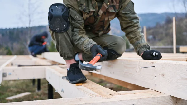 Man Worker Building Wooden Frame House Carpenter Hammering Nail Wooden — Foto Stock