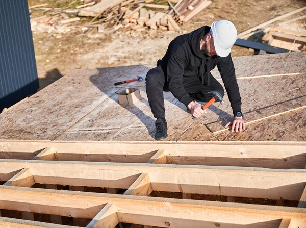 Carpenter Hammering Nail Osb Panel Roof Top Future Cottage Man — Foto Stock