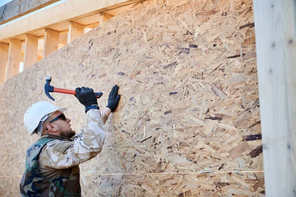 Carpenter Hammering Nail Osb Panel Wall Future Cottage Man Worker — Foto Stock