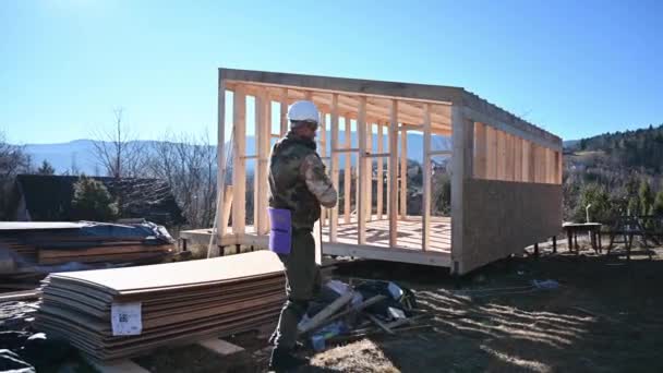 Carpinteiro Montagem Placa Osb Madeira Homem Trabalhador Construção Casa Quadro — Vídeo de Stock