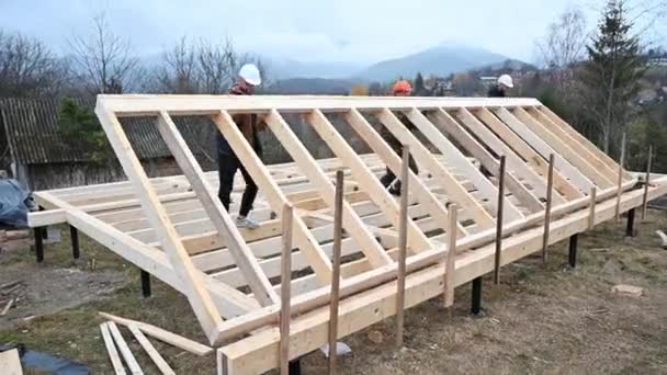 Hommes Travailleurs Construisant Maison Ossature Bois Sur Fondation Pieux Groupe — Video