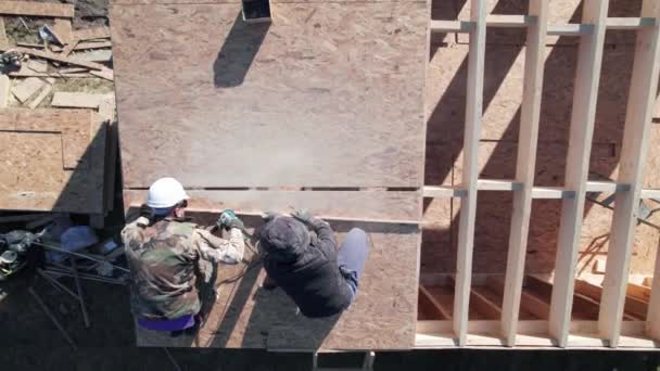 Carpenters Hammering Nail Osb Panel Roof Top Future Cottage Men — Stock videók