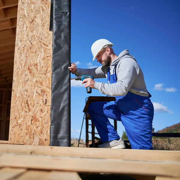 Constructor Masculino Que Instala Hoja Hierro Corrugado Negro Utilizado Como — Foto de Stock