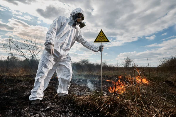 Ecologista Bombeiro Combater Fogo Terreno Homem Terno Radiação Protetora Máscara — Fotografia de Stock