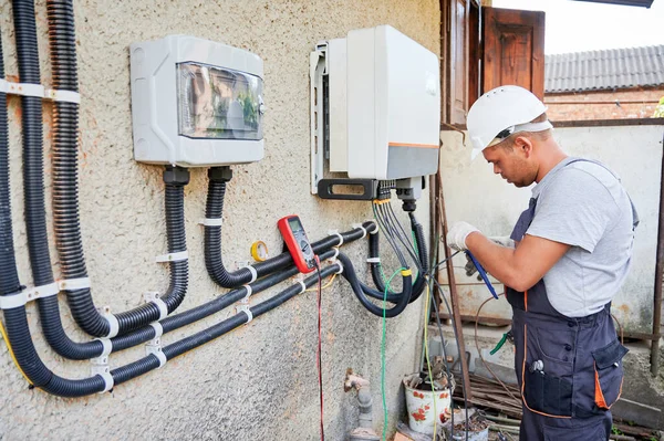 Mann Elektriker Installiert Solaranlage Inspektor Helm Und Handschuhen Die Elektrische — Stockfoto