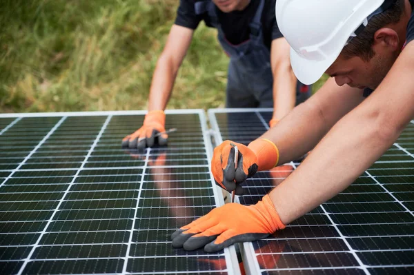 Male Workers Building Photovoltaic Solar Panel System Outdoors Men Engineers — Stock Photo, Image