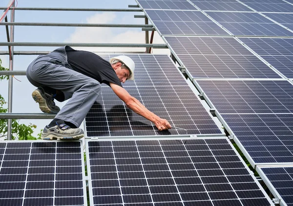 Arbeiter Die Sonnigen Tagen Sonnenkollektoren Auf Metallträger Montieren Erneuerbare Und — Stockfoto