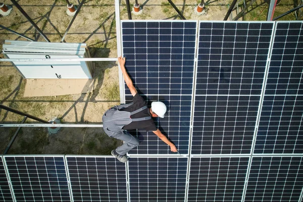 Luftaufnahme Eines Technikers Der Sonnigen Tagen Photovoltaik Sonnenkollektoren Auf Einer — Stockfoto