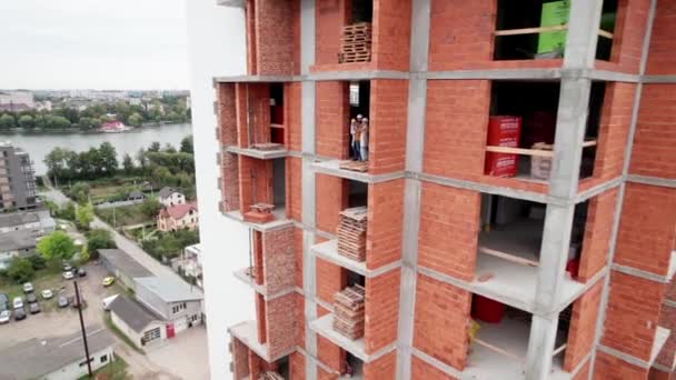 Man Met Vrouw Kind Residentieel Gebouw Aanbouw Stadsdeel Met Nieuwbouw — Stockvideo