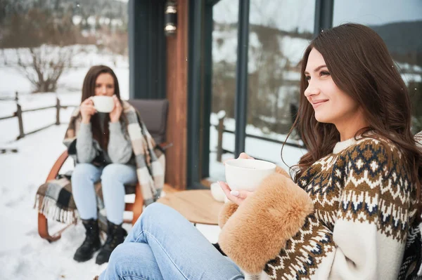 Молодые Женщины Наслаждаются Зимними Выходными Террасе Современного Сарая Горах Две — стоковое фото