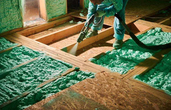Construtor Masculino Isolante Casa Quadro Madeira Vista Cortada Homem Trabalhador — Fotografia de Stock