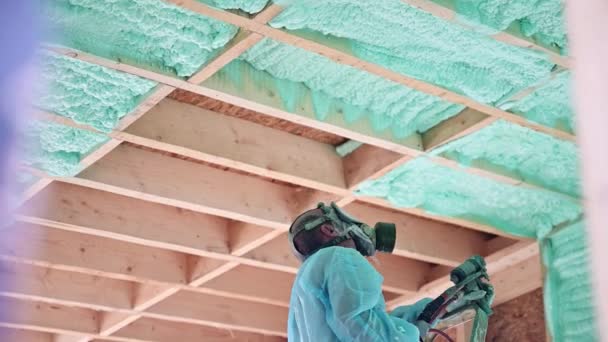 Male Builder Insulating Wooden Frame House Man Worker Spraying Polyurethane — Stock videók