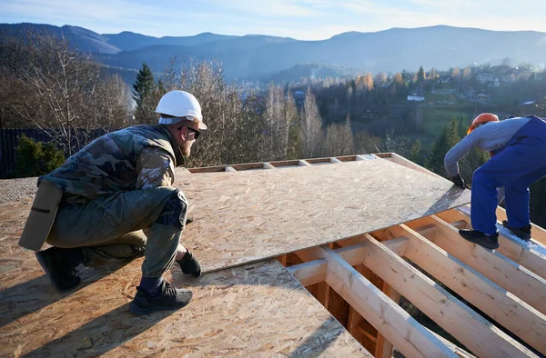 Carpenters Mounting Wooden Osb Board Rooftop Future Cottage Men Workers — Foto Stock