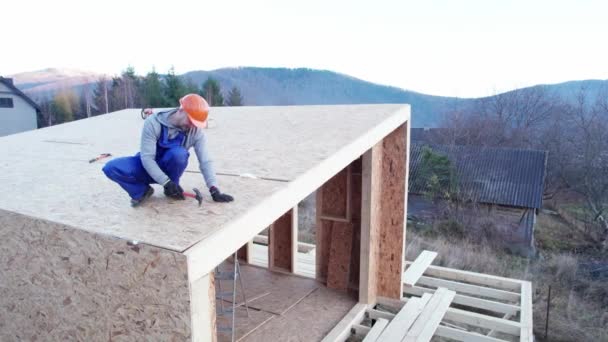 Carpenter Hammering Nail Osb Panel Roof Top Future Cottage Man — Wideo stockowe