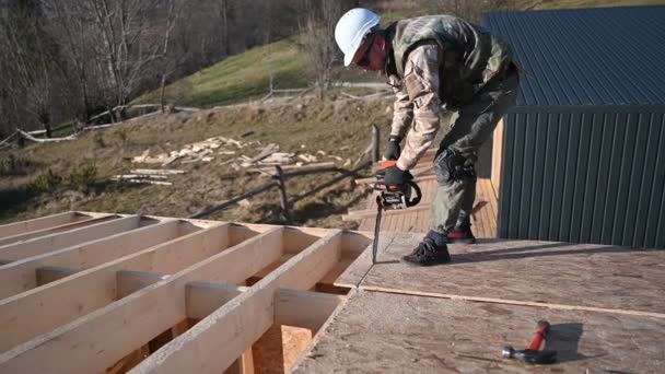 Carpenter Using Chainsaw Cutting Wooden Osb Board Man Worker Building — Αρχείο Βίντεο