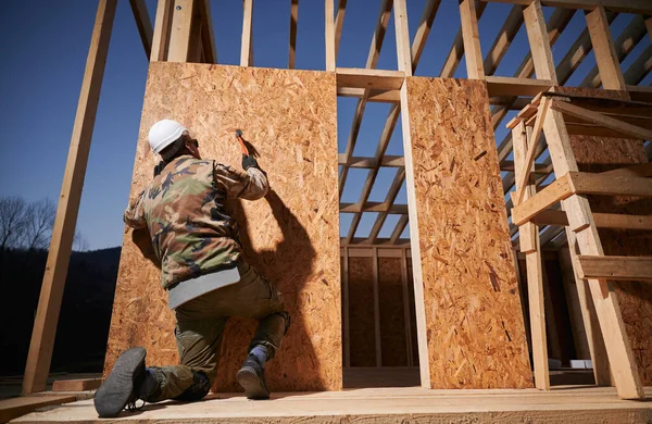 Carpenter Hammering Nail Osb Panel Wall Future Cottage Man Worker — Zdjęcie stockowe