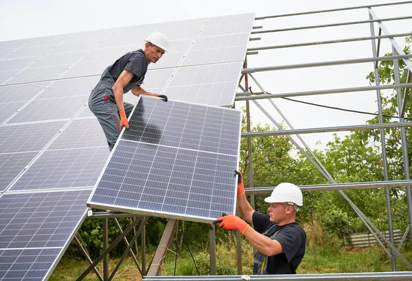 Чоловічий Працівник Шоломі Безпечного Будівництва Дає Сонячний Модуль Колезі Двоє — стокове фото