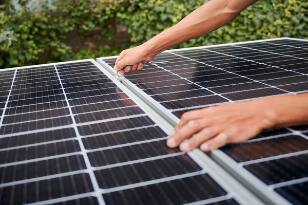 Arbeiter Montieren Photovoltaik Solarmodule Auf Dem Hausdach Nahaufnahme Eines Elektrikers — Stockfoto