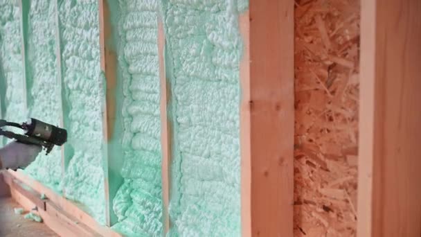 Male Builder Insulating Wooden Frame House Man Worker Spraying Polyurethane — ストック動画