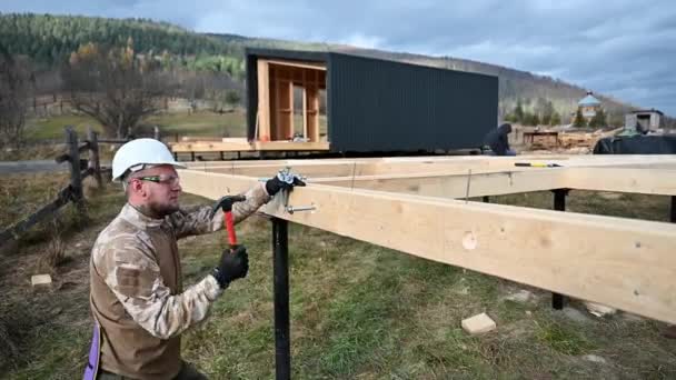 Homme Travailleur Construction Maison Ossature Bois Sur Pieux Fondation Boulon — Video