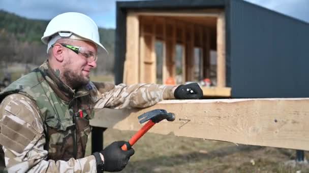 Homem Trabalhador Construção Casa Quadro Madeira Fundação Pilha Carpinteiro Prego — Vídeo de Stock