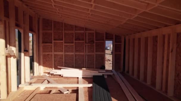 Luftaufnahme Eines Holzrahmenhauses Skandinavischen Stil Scheune Auf Pfahlfundament Bau Den — Stockvideo